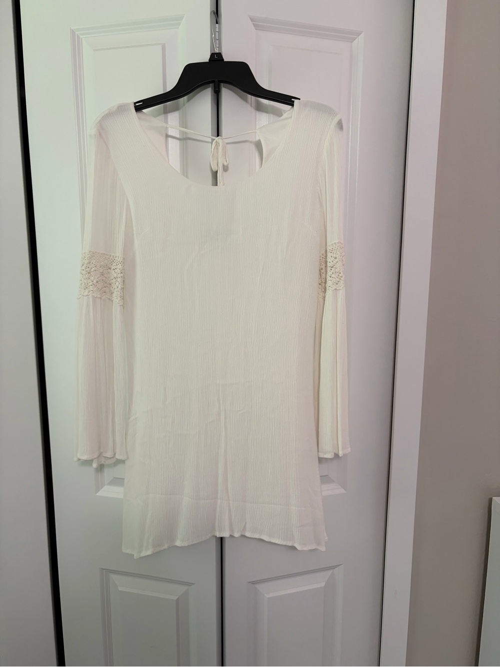 Women’s Cream Long-Sleeve Lace-Trim Tunic Top